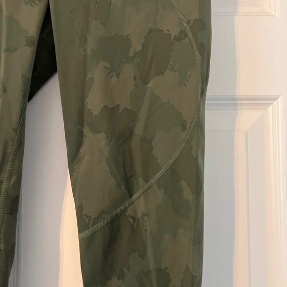 Sweaty Betty 7/8 Leggings Power Pocket Olive Green Tonal Camo Sz Small - Picture 3 of 9